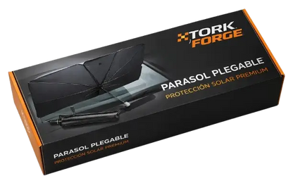 Parasol plegable tipo paraguas para parabrisas TorqueForge bloqueando el sol en el interior de un automóvil